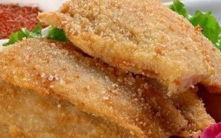家常美食教程——炸豆腐焖鱼（用豆腐的香滑和鱼肉的鲜美，做出一道美味佳肴）