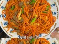 瘦肉炒胡萝卜丝的做法（健康又美味的家常菜谱）