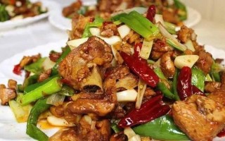小米辣椒爆炒羊肉（美味佳肴的制作与分享）