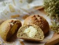 用乳酪制作的美味面包（探索如何在家制作自己的乳酪面包）