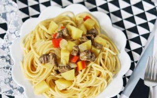 三丝炒意面，做出美味佳肴（家庭自制，口感丰富，营养丰富）