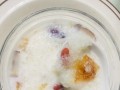 雪燕桃胶椰奶的制作方法（珍贵雪燕+天然桃胶+椰汁让你在家也能品尝高端养颜饮品）