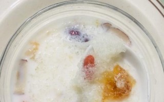 雪燕桃胶椰奶的制作方法（珍贵雪燕+天然桃胶+椰汁让你在家也能品尝高端养颜饮品）