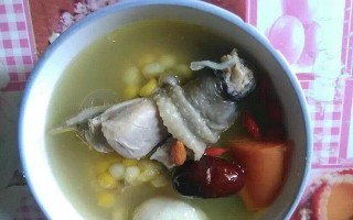 玉米红萝卜煲鸡汤，营养美味的家庭健康菜（DIY家庭烹饪，打造健康生活方式）
