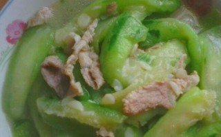 丝瓜炒猪肉的做法（健康美味，家庭必备）