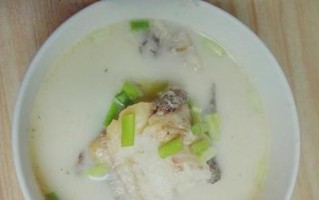香煎鲫鱼汤，鲜香可口的美食体验（以鲫鱼为主材料，采用独特煎炸技巧和调料，精心烹制而成）