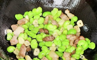 如何制作美味营养的蚕豆肉片汤（一道简单易学的家常菜，营养美味不容错过！）