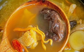 健康美味——香菇芥菜鸡汤的做法（一碗营养满满的家常鸡汤，让你暖心暖胃）