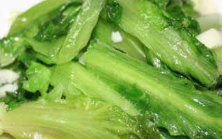 猪油蒜泥生菜的美食佳肴（以猪油为主，炒出香气四溢的蒜泥生菜）