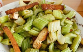 家常美食-以西芹炒豆腐干（简单易做的素食美味）