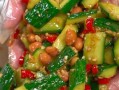 五香花生米凉拌黄瓜，一道爽口美味的夏日佳品（清新凉爽，营养丰富，健康无负担，花生米的香气浓郁）