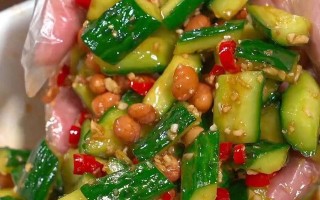 五香花生米凉拌黄瓜，一道爽口美味的夏日佳品（清新凉爽，营养丰富，健康无负担，花生米的香气浓郁）
