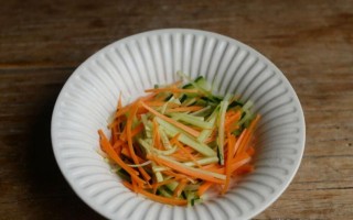 杏鲍菇炒红萝卜的做法（健康美味，营养丰富的家常菜谱）