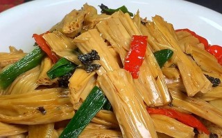 瘦肉木耳炒腐竹-滋补又美味的家常菜（食材简单，营养丰富，做法易学）