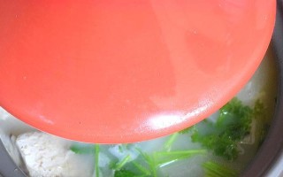 美味又健康的鲜鱼萝卜汤（以海鲜为主打的营养美食，营养丰富，让你吃出健康）
