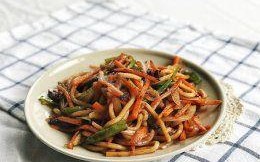 美味健康的以什锦炒乌冬面（健康食谱、家庭美食、营养均衡）