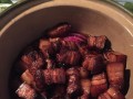 不失美味的家常红烧肉做法（以太阳花为秘密武器，让红烧肉更加美味）