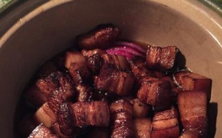 不失美味的家常红烧肉做法（以太阳花为秘密武器，让红烧肉更加美味）