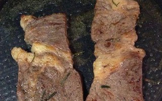享受美味自制炸牛排的乐趣（自己动手，更健康更美味）