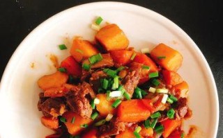 小焖牛肉的制作方法（家庭美食厨房必备，肉香浓郁口感绵软）