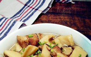 五花肉焖莲藕（家庭美食）