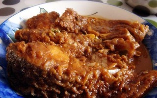 熬鱼的做法（学会熬鱼，轻松做出营养美味佳肴）