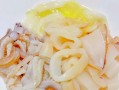 美味洋葱香菇炒鱿鱼（鲜香可口的海鲜美食）
