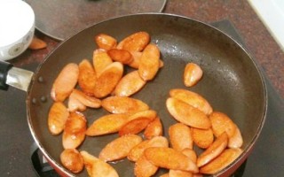 三秒剥火腿肠，解放厨房生活（超简便方法让你轻松处理食材，节约时间精力）