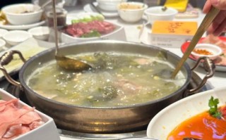酸菜煮猪杂的家常做法（用酸菜与猪杂，烹制一道美味又营养的家常菜）