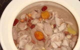猪肚肉皮汤的做法与食用方法（营养丰富的猪肚肉皮汤，家常美味的煲汤好选择）