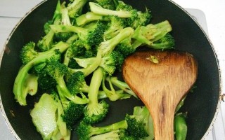 以西兰花炒五花肉——美味与健康兼备（营养丰富，口感鲜美的佳肴）