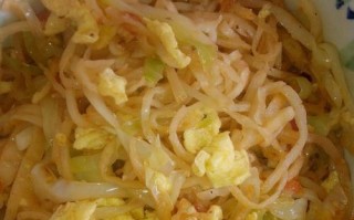 酸辣蔬菜鸡蛋炒饼的制作方法（打造美味又健康的早餐菜肴）