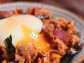 温泉蛋肥牛盖饭的制作方法（一份美味的家常盖饭，香气扑鼻，口感浓郁。）