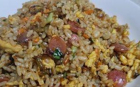 美味香肠青蔬炒饭（自制炒饭的终极秘籍，口感绝佳的香肠青蔬炒饭一定要试一试！）