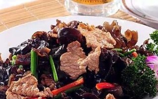 学会五花肉炒木耳，让你的口感倍儿爽！