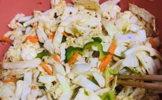 手把手教你做圆白菜酸菜，尝遍家乡味道！（传统做法+改良版，轻松制作美味酸菜）