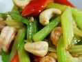 虾仁西芹腰果的美味做法（清香爽口，营养丰富的家常菜）