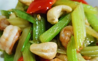 虾仁西芹腰果的美味做法（清香爽口，营养丰富的家常菜）
