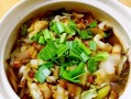 砂锅焖鱼块，美味健康的家常菜（以新鲜鱼块为主材，配以多种香料和蔬菜，味道鲜美营养丰富）