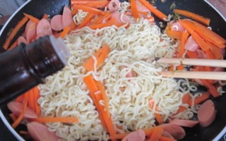 如何制作美味的以什锦方便面（家常小吃美食，美味又简单，方便面必备的做法技巧）