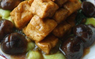 家常美食——油菜炖豆腐（健康营养的素菜佳肴）