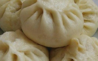 煎香葱猪肉包子的做法（让你轻松在家制作美味包子）
