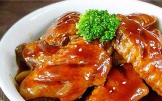 三汁焖鸡翅，妙趣横生（传统美食重现生机，鲜嫩入味又一道佳肴）
