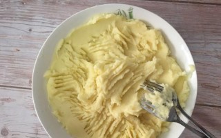 超简单咖喱土豆泥做法，小清新轻松上桌（以小玩意咖喱土豆泥的做法为主题，舌尖上的魅力大放异彩）