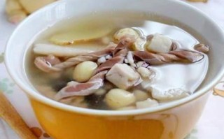 猪小肚炖茨实汤的制作方法（传统美食享誉百城，茶餐厅必备的经典菜式）