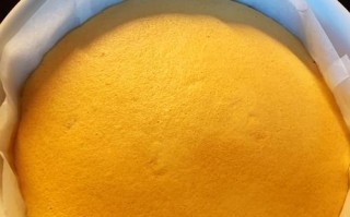 制作十寸戚风蛋糕的详细步骤（迎接新一轮烘焙风潮，学会制作口感绵密的十寸戚风蛋糕）