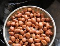 香脆可口的油炸花生仁制作方法（学会这些技巧，让你做出口感绝佳的花生仁）