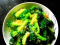 清炒蒜香西兰花（健康美味，营养丰富）