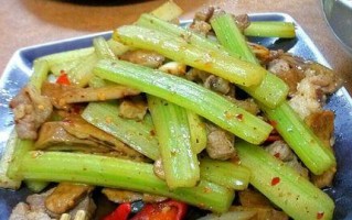 享受清爽美味一道美食——西芹香干炒笋丝（家常菜肴中的佳品/营养美味的健康菜肴）