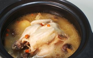 香菇老母鸡炖汤的做法（让你在秋冬季节暖胃暖心的美味汤）